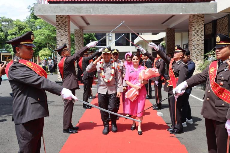 Masuk Mapolres Batu, AKBP Aris Purwanto Disambut Pedangpora