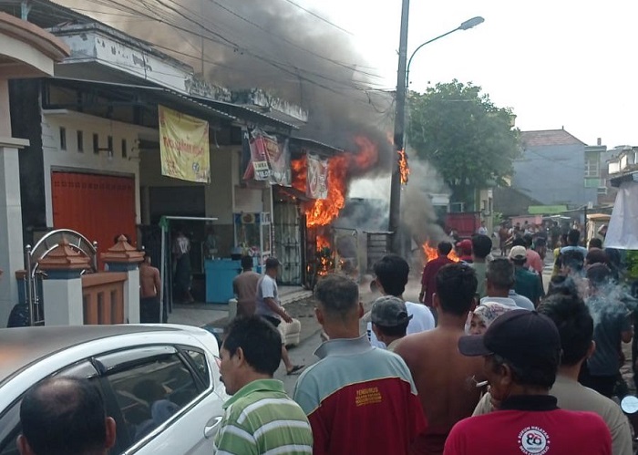 Pom Mini Terbakar di Panceng Gresik, Tiga Motor Hangus dan Pemilik Alami Luka Bakar