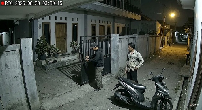 Dua Pria Bobol Rumah Kos di Sambikerep Surabaya Terekam CCTV,  Embat 2 HP dan Dompet