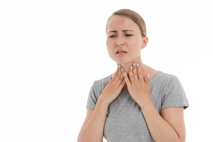 5 Cara Mengatasi dan Meredakan Tenggorokan Gatal