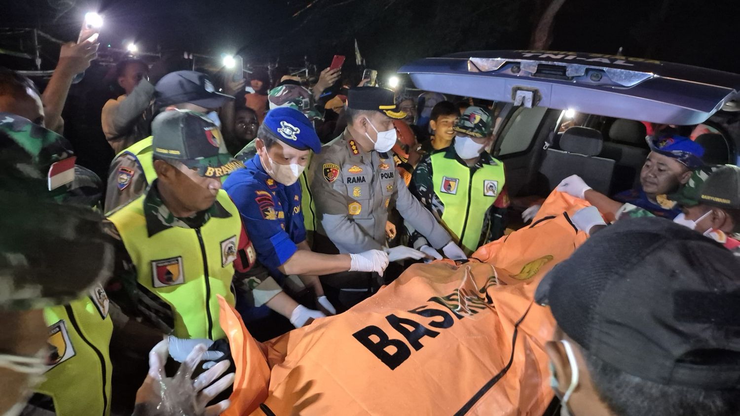 Kapolresta Banyuwangi Pimpin Evakuasi Diduga Korban Ke-13 KMP Tunu Pratama Jaya di Teluk Banyubiru