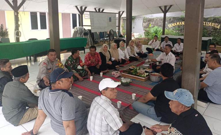 Bhabinkamtibmas Lakarsantri Hadiri Rembuk Wilayah, Kapolsek Tekankan Kolaborasi Pembangunan dan Kamtibmas