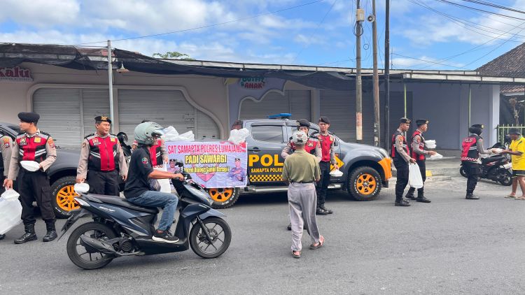 100 Nasi Kotak Dibagikan Satsamapta Polres Lumajang  Lewat Program Padi Sawargi
