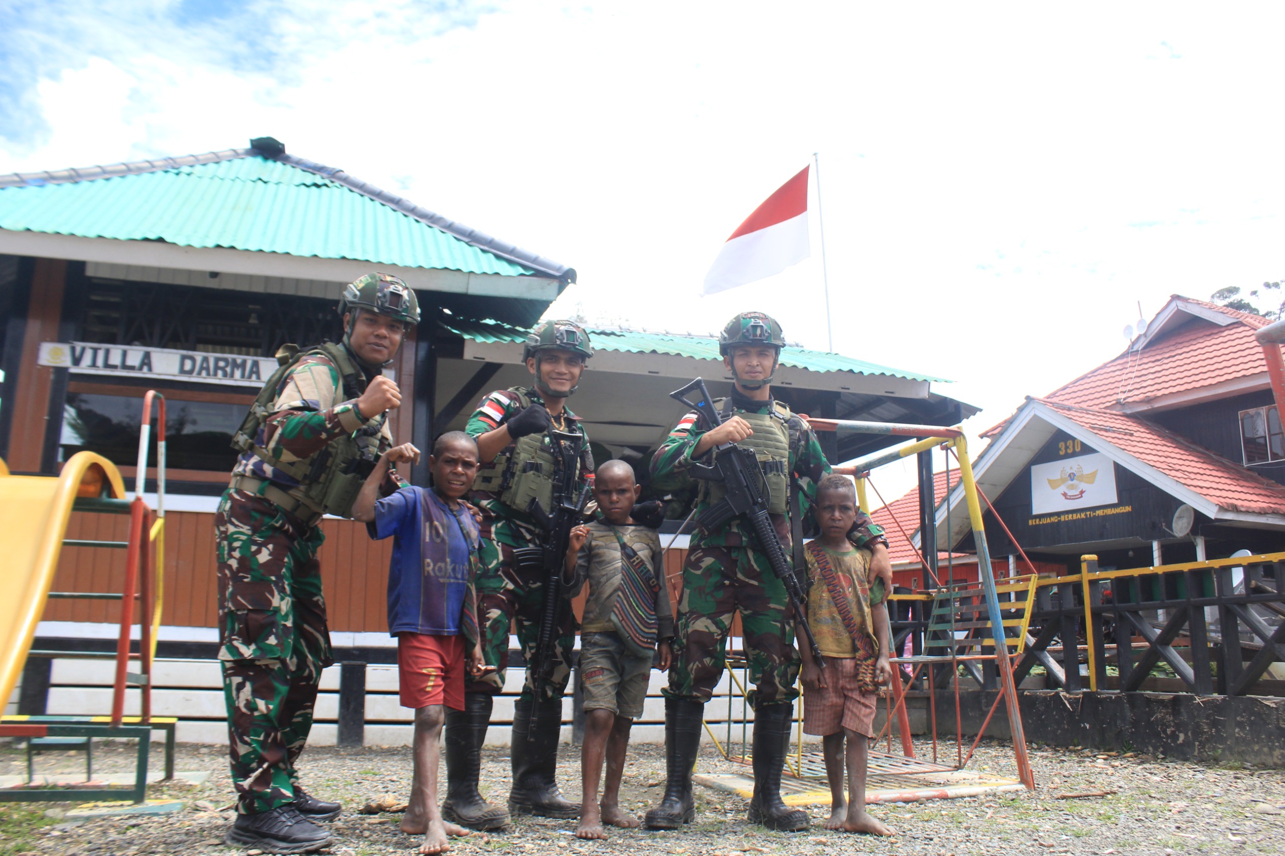 Satgas Yonif 509 Condromowo Berbaur dan Bermain Bersama Masyarakat dan Anak-anak Papua