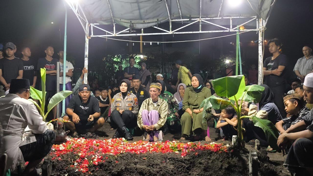 Kapolsek Sedati Ikuti Pemakaman Santri Ponpes Al Khoziny di Desa Pulungan