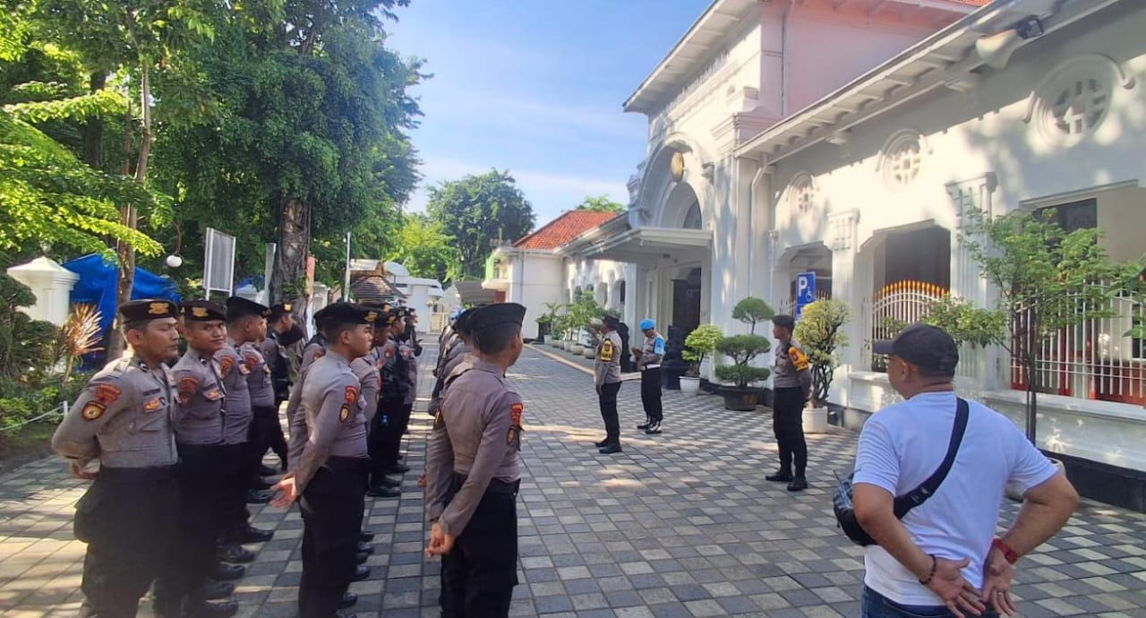 Amankan Unjuk Rasa Buruh di PN Surabaya, Polsek Sawahan Terjunkan Puluhan Personel Gabungan