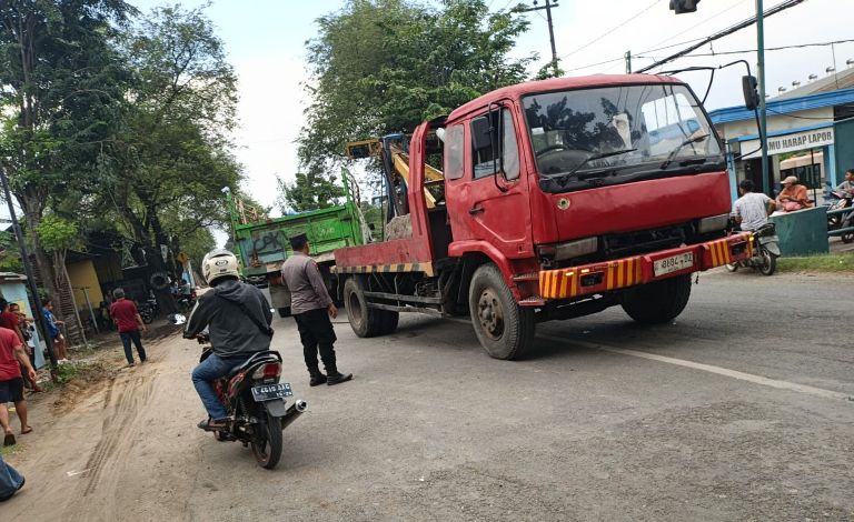 Dua Truk Adu Banteng di Wringinanom Gresik, Sopir Alami Patah Kaki