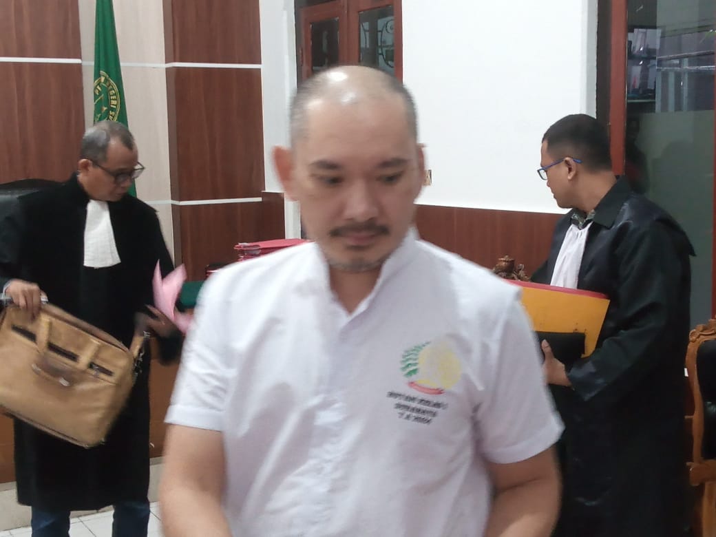 Rusak Pintu Kaca Bank Mandiri Sambil Kencingi Pohon, Royce Muljanto Dituntut 9 Bulan Penjara