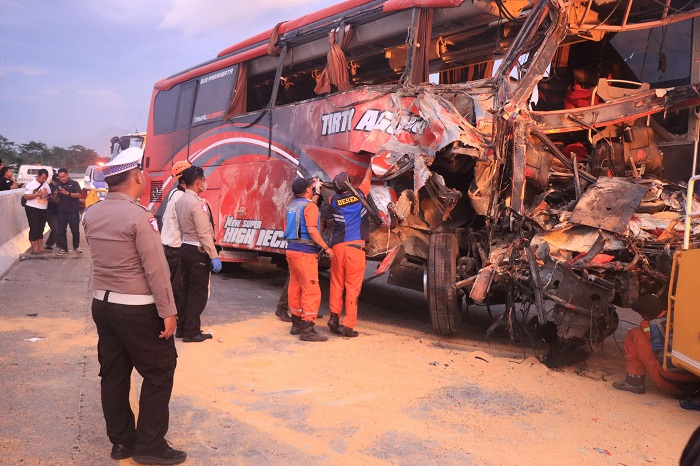 Kecelakaan di Tol Lawang-Surabaya: Truk Kontainer Mundur Tabrak Bus Pariwisata, 4 Tewas