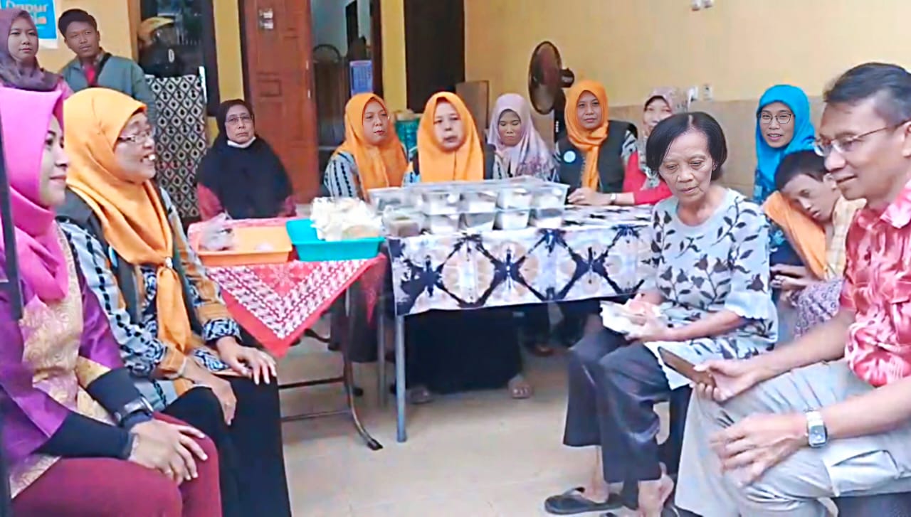 Program Kemanusiaan Dapur Ceria Kelurahan Dr. Soetomo Beri Makanan kepada Masyarakat yang Membutuhkan