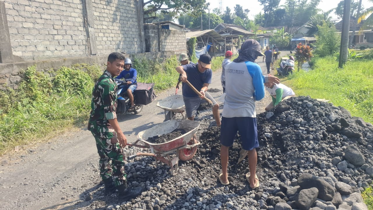 Jalin Silaturahmi, Babinsa Kloposawit Bantu Perbaikan Jalan Desa di Dusun Selorejo