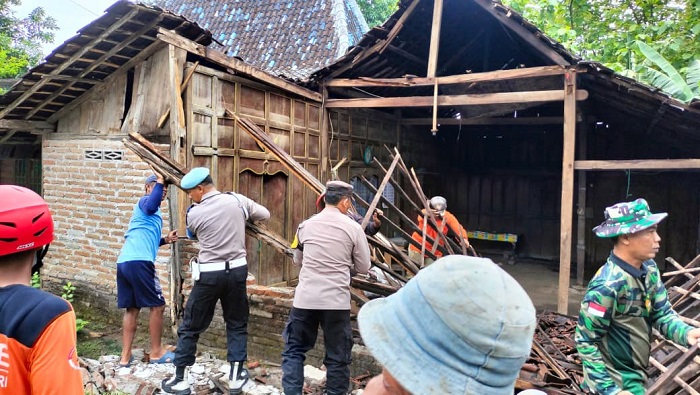 Sinergitas TNI-Polri dan Warga Tangani Dampak Puting Beliung di Magetan