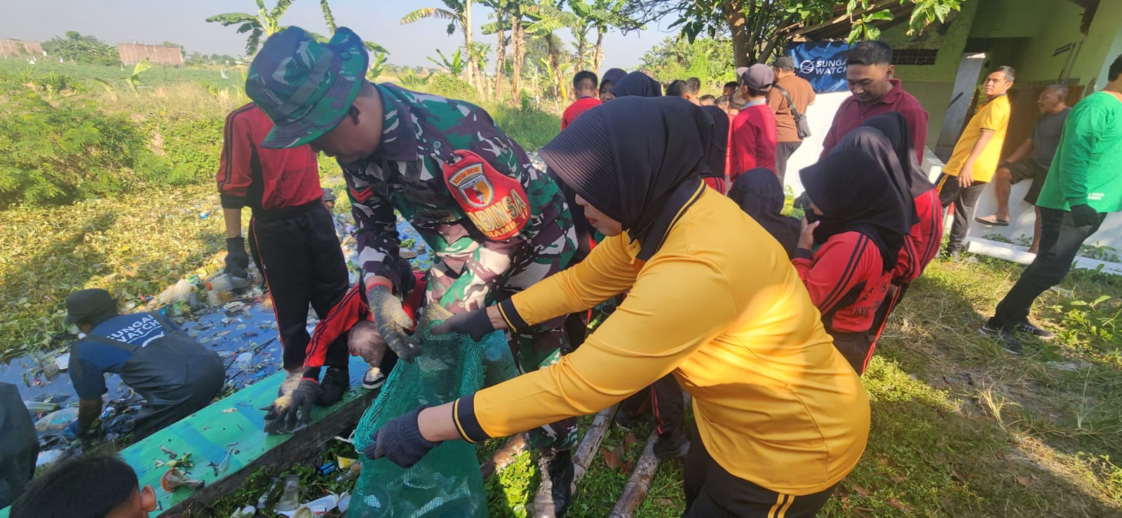 Edukasi Generasi Muda, Polsek dan Forkopimka Gedangan Kompak Bersihkan Afvoer