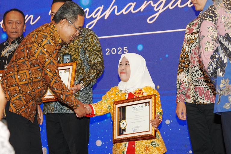 PPNASN Imigrasi Surabaya dengan Keterbatasan Fisik Sabet Penghargaan Pengabdian Khusus dari Dirjen Imigrasi