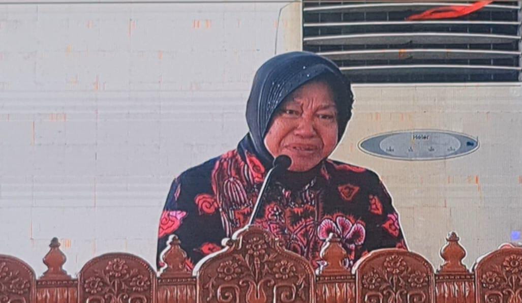 Risma Terisak saat Apresiasi Komitmen Pesantren Shiddiqiyah Bangun Rumah untuk Warga Miskin