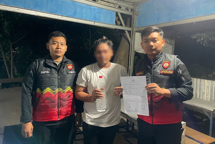 Polisi Razia Warung Penjual Miras di Cerme Gresik, Sita 33 Botol Arak 