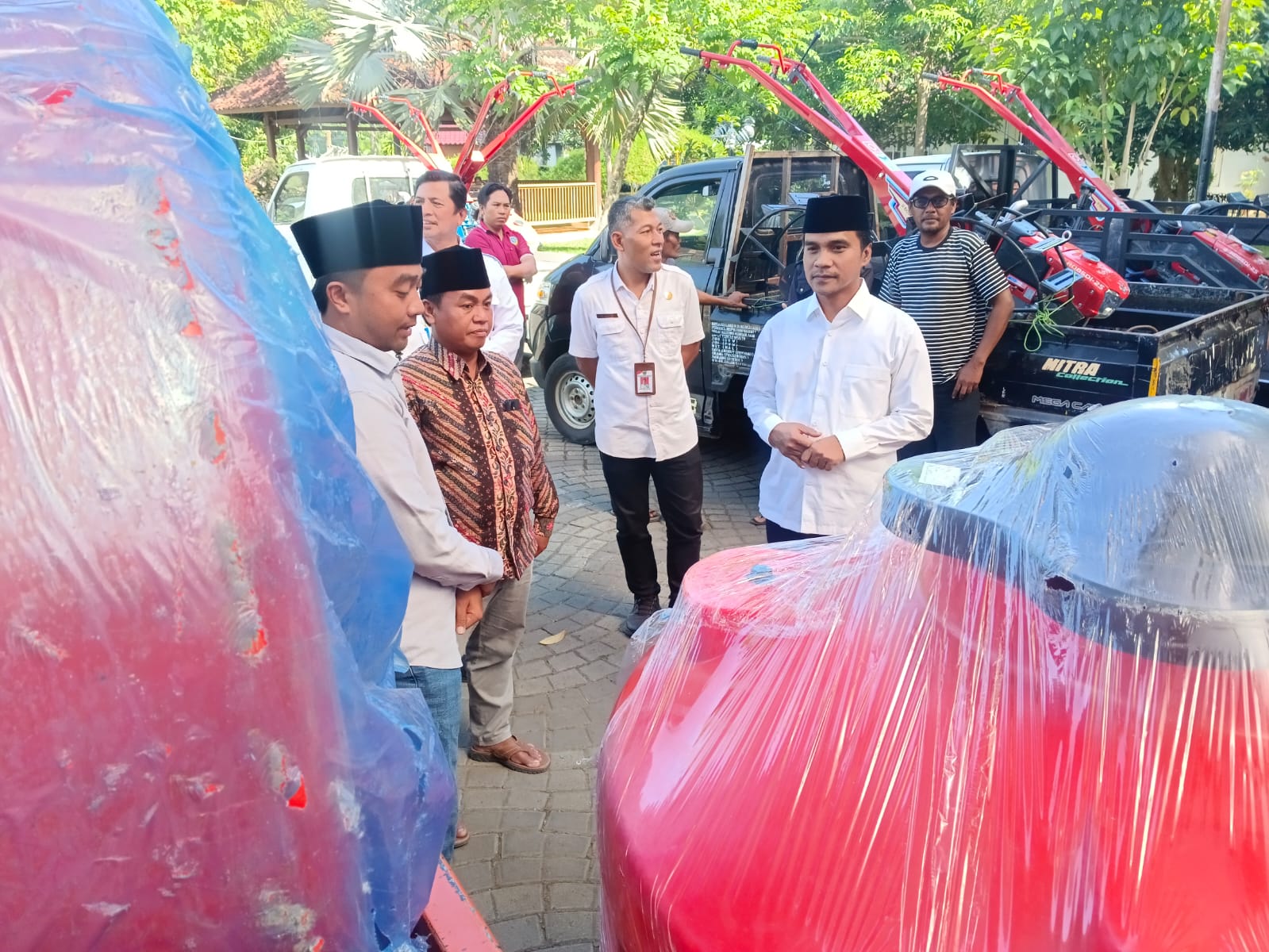 Bupati Bangkalan Salurkan Bantuan Tandon Air dan Hand Tractor untuk Masyarakat