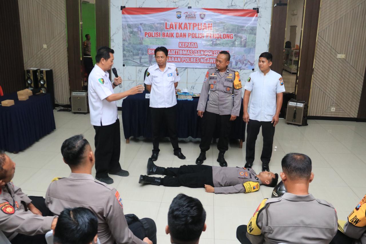 Tingkatkan Kemampuan Bhabinkamtibmas dan Polisi RW, Polres Ngawi Gelar Latihan PPGD
