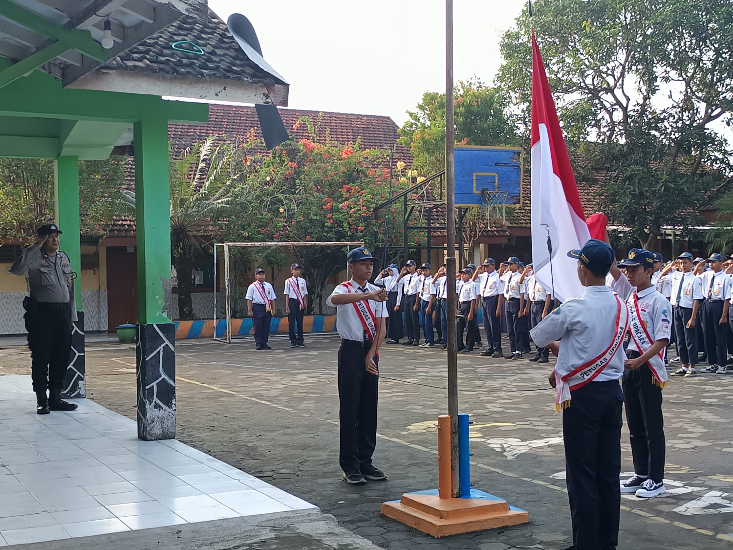 Jadi Irup di SMPN 2 Jatiroto, Bhabinkamtibmas Jatiroto Ajak Cegah Kenakalan Remaja