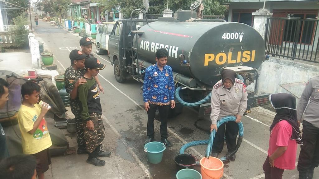Polres Malang Gerojok Air Bersih Warga Pepen