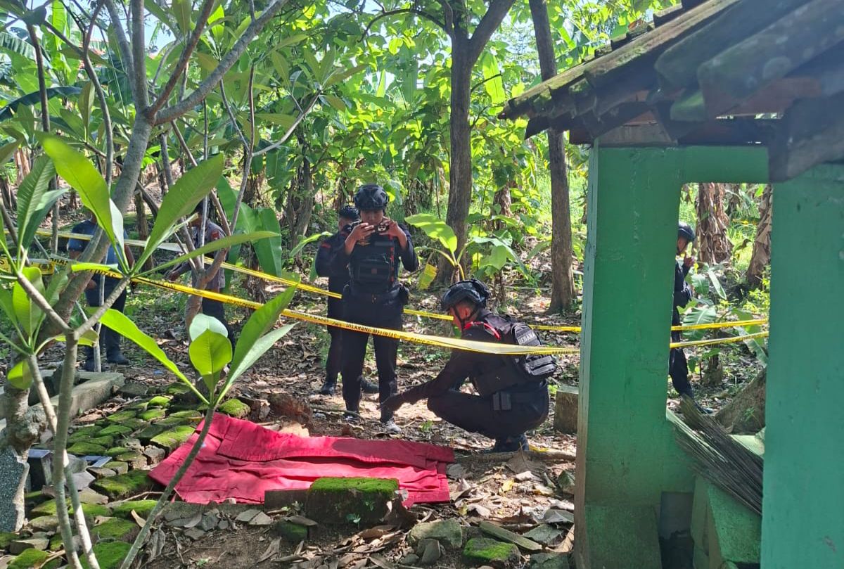Geger! Warga Menganti Gresik Temukan Granat Aktif di Makam Desa Setro