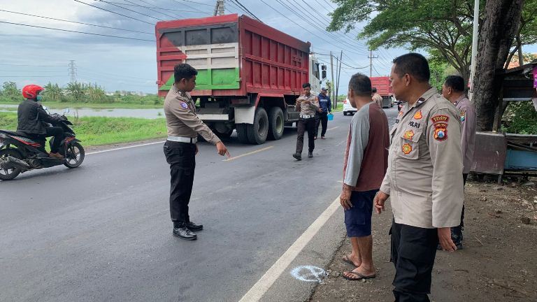 Kecelakaan di Cerme Gresik, Ibu RT Meregang Nyawa di Depan Suami