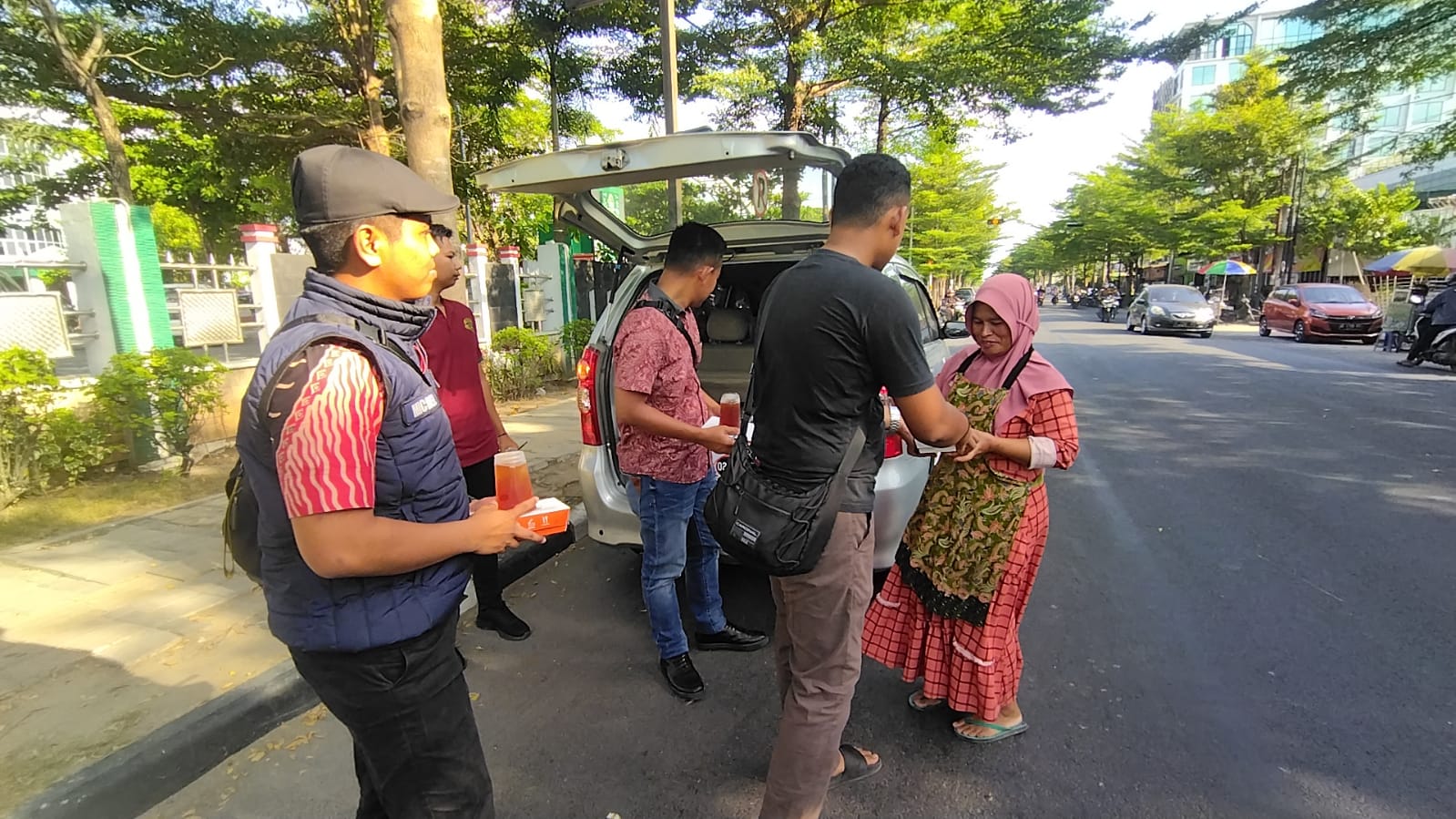 Peduli Sesama, Satreskrim Polres Bojonegoro Bagikan Nasi Kotak