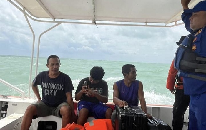 Kapal Tongkang Kandas di Perairan Pulau Gili Iyang Sumenep