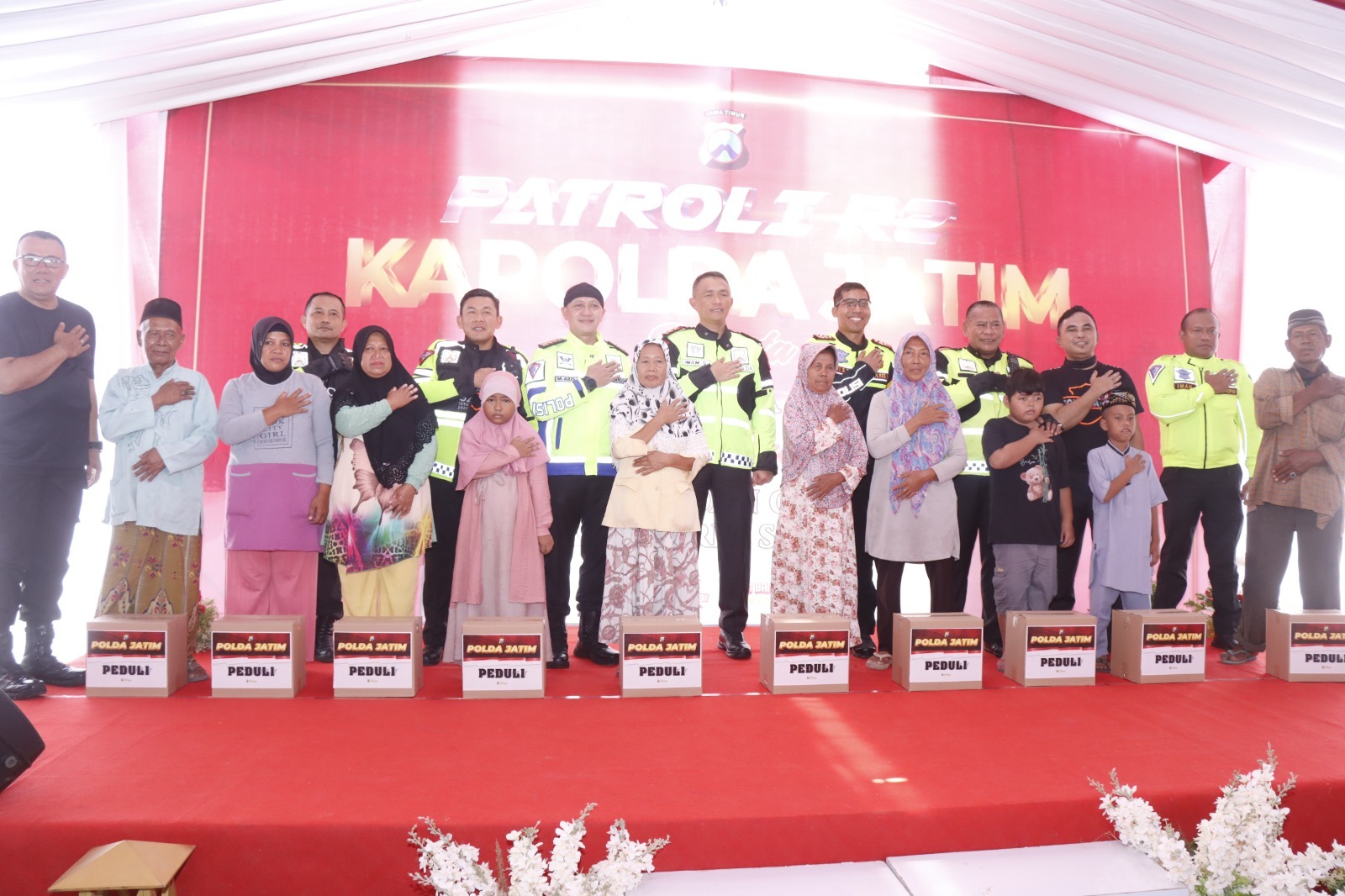 Patroli Motor di Jalur Pantura Situbondo, Kapolda Jatim Beri Bansos dan Uang Tunai untuk Warga Tidak Mampu