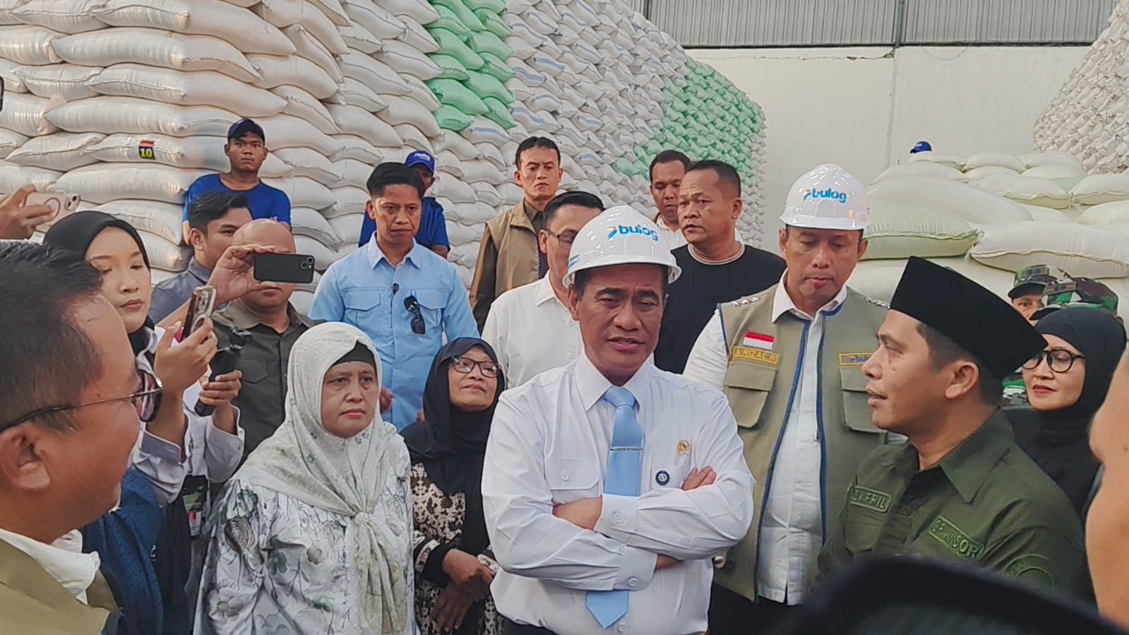Menteri Pertanian Ajak Mahasiswa Cek Stok Beras di Gudang Bulog Surabaya