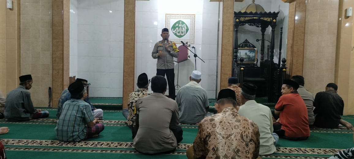 Kapolsek Dukuh Pakis Safari Salat Subuh Berjamaah