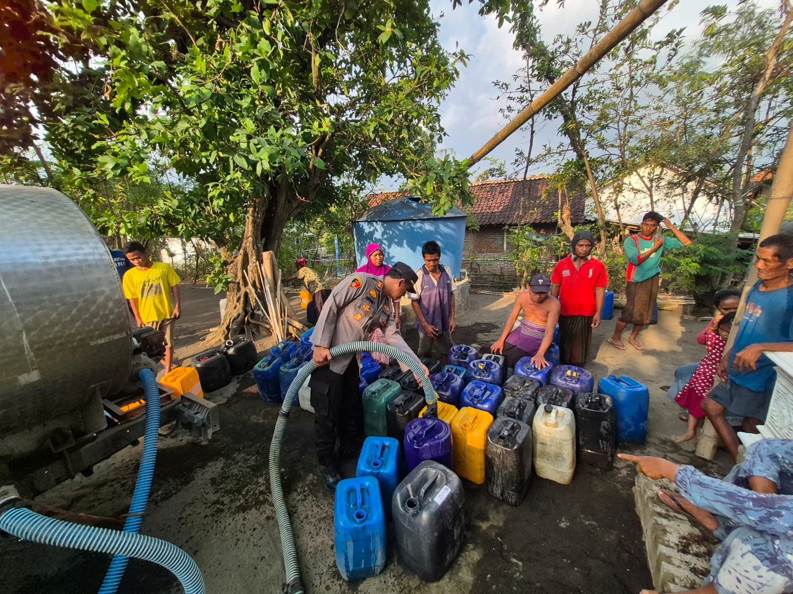 Polres Probolinggo dan BPBD Salurkan Air Bersih untuk Warga Tegalsiwalan
