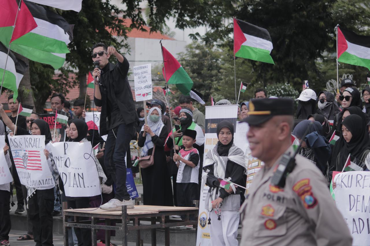 Polsek Genteng Kawal Aksi Bela Palestina di Taman Apsari