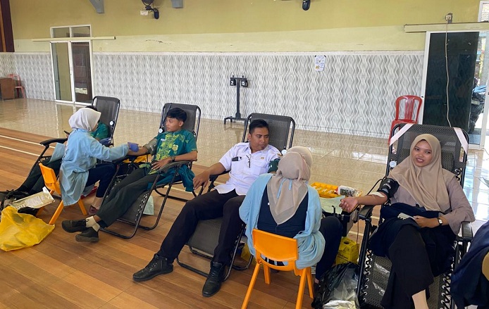 Semangat Kemanusiaan Remaja: PMR SMAN 1 Ambulu Sumbang 29 Kantong Darah