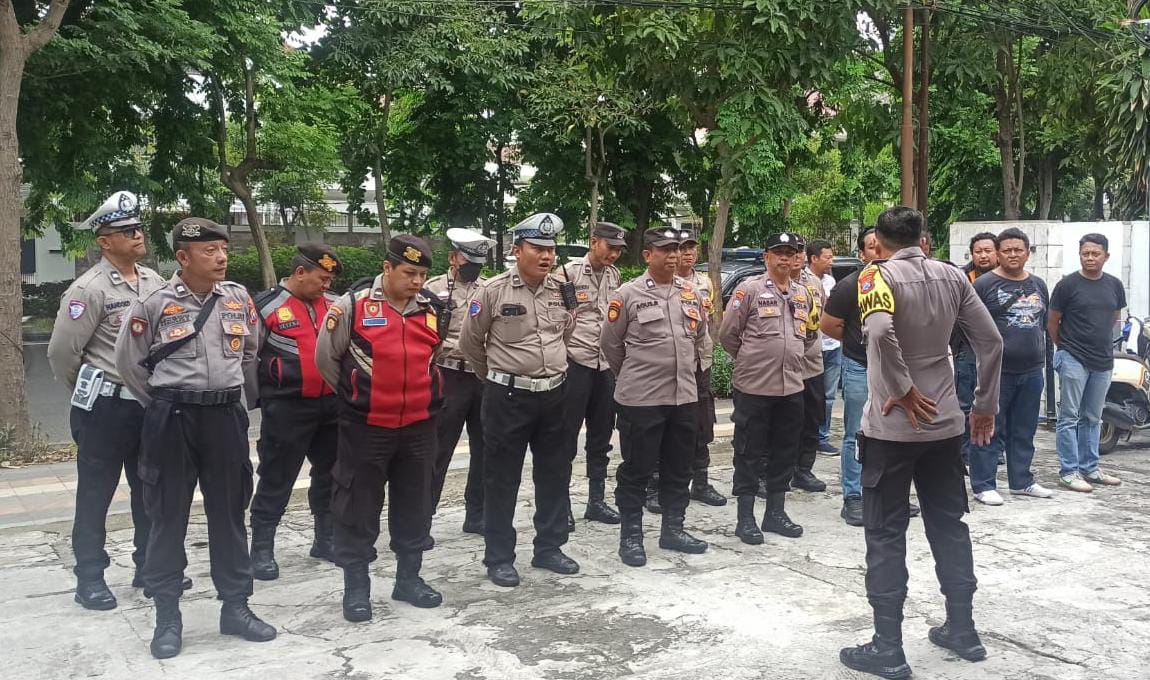 Polsek Mulyorejo Siaga Penuh Amankan Aksi Unjuk Rasa DPW FSPMI KSPI di Bank KEB Hana