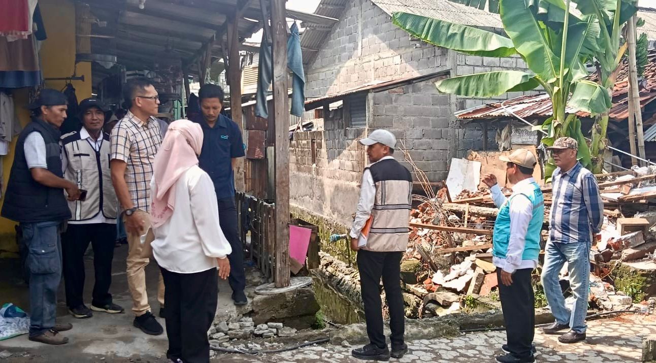Atasi Banjir, DPRD Gresik Monitoring Pembongkaran Rumah yang Sempitkan Drainase