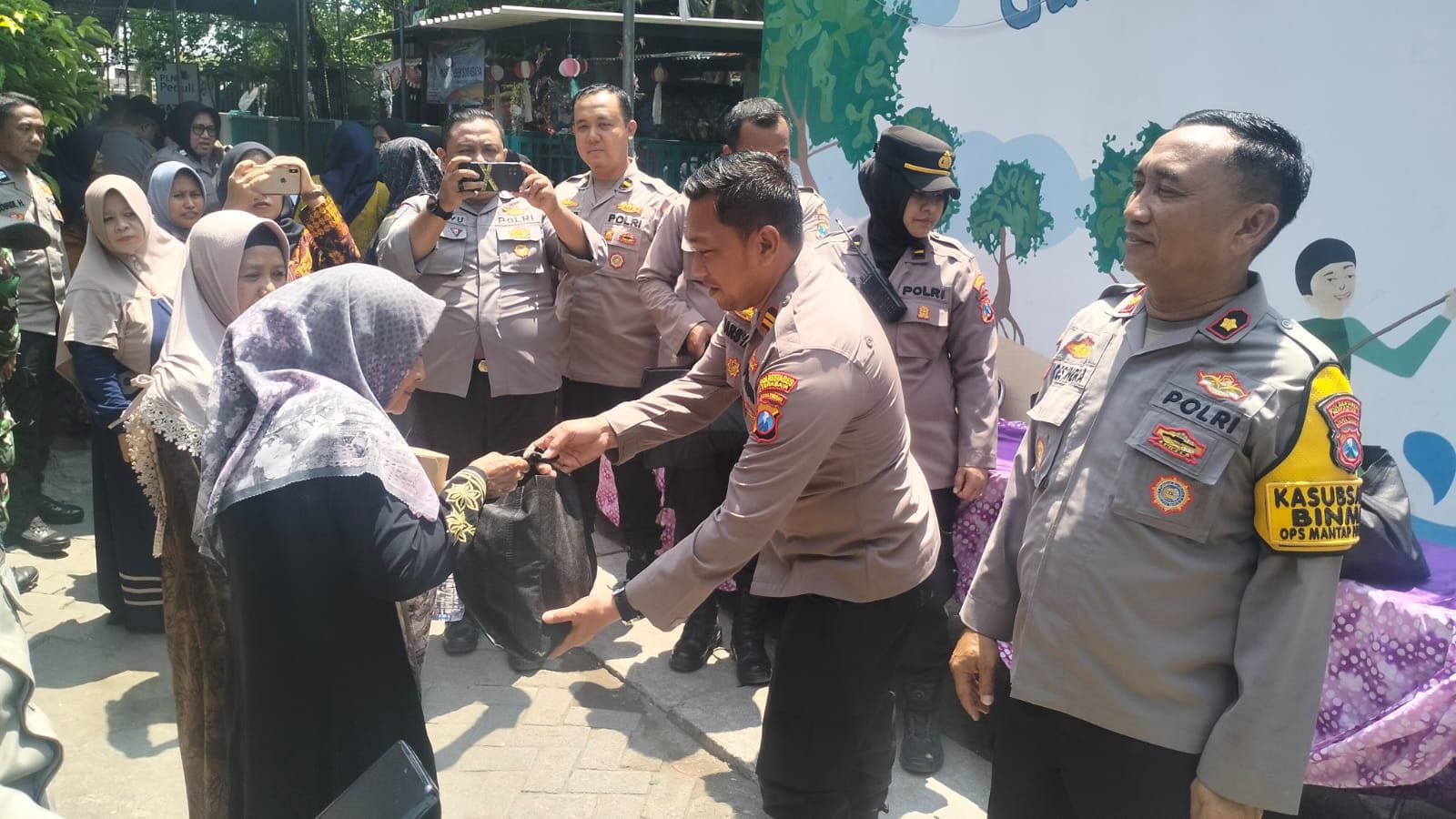 Jumat Berkah, Senyum Merekah di Kampung Nelayan Bagikan Ratusan Paket Sembako