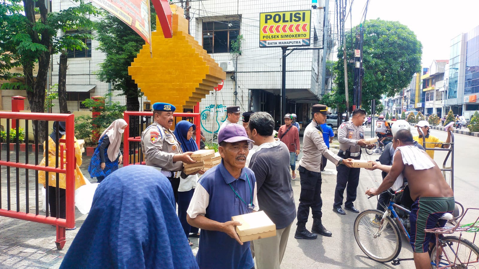 Berbagi Kebahagiaan, Polsek Simokerto Bagikan 100 Nasi Kotak kepada Warga