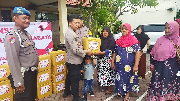 Semarak HUT Ke-79 Bhayangkara, Polsek Mulyorejo Bagikan 30 Kantong Sembako