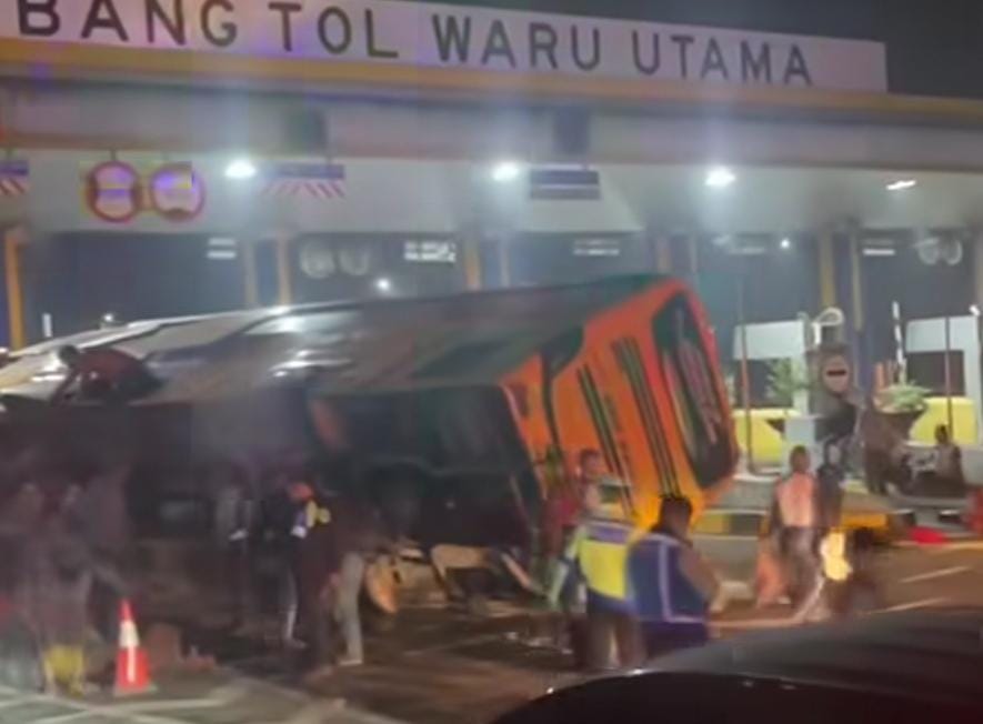 Bus Pariwisata Seruduk Gerbang Tol Waru Utama, Belasan Penumpang Terluka