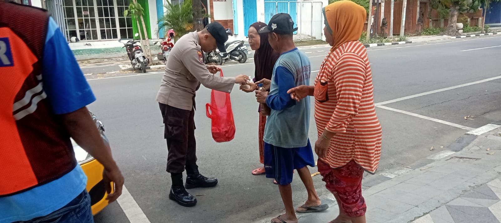 Polsek Bojonegoro Kota Berbagi Nasi Bungkus ke Tukang Becak