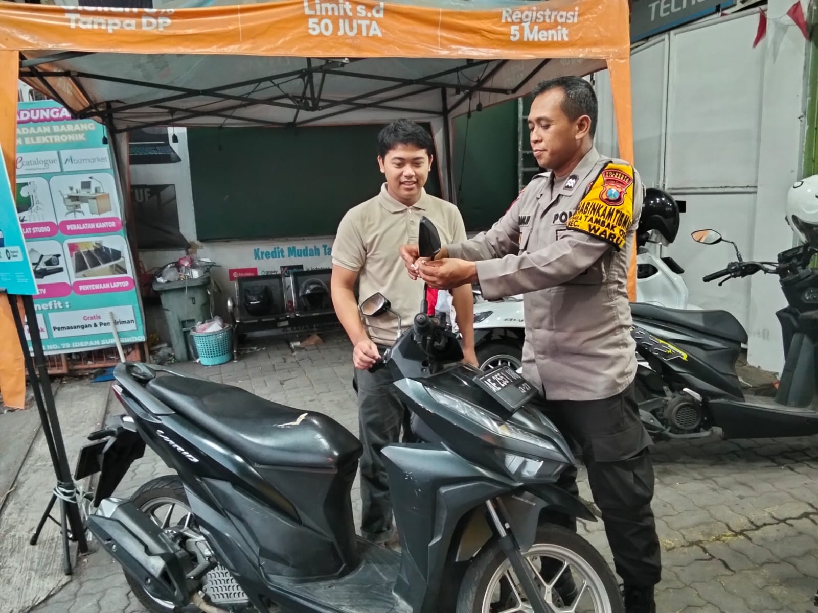 Polisi di Sidoarjo Bagikan Bendera Merah Putih, Kobarkan Semangat Nasionalisme
