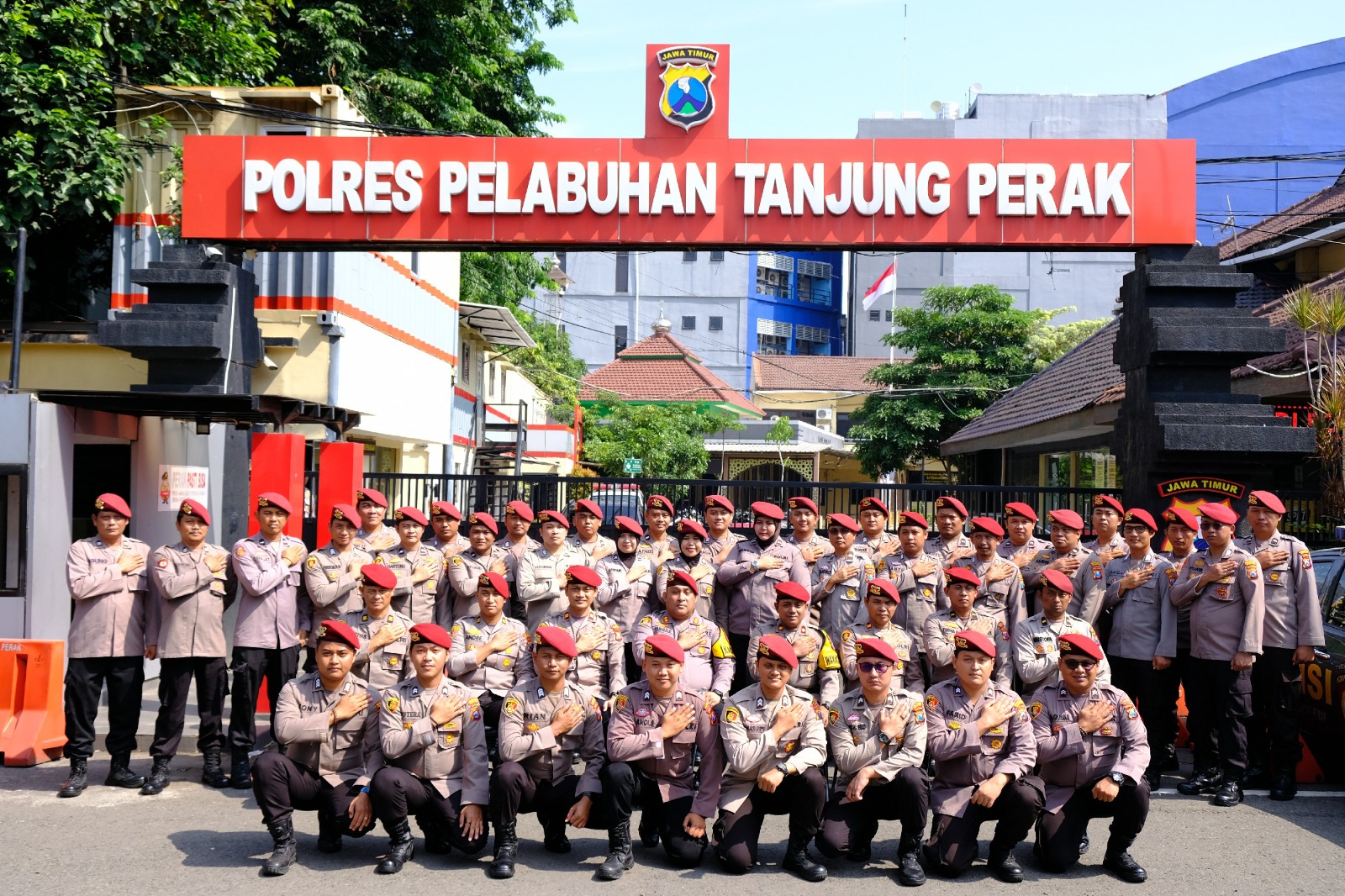  Anggota Reskrim Polres Pelabuhan Tanjung Perak Ciptakan Situasi Kondusif Selama Pemilu Berlangsung