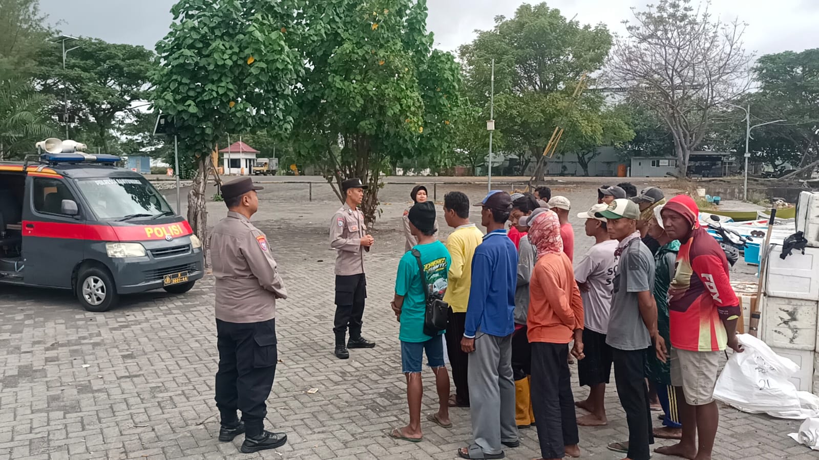 Polresta Banyuwangi Gelar Jum’at Berkah, Bagikan Nasi Kotak untuk Nelayan