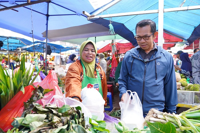 Jelang Idulfitri, Wali Kota Batu Sidak Pasar Among Tani untuk Pantau Harga Bahan Pokok
