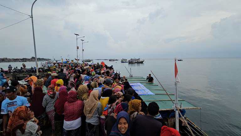 Bantu Warga saat Krisis Air Bersih, Polres Probolinggo Kirim Bantuan Air Mineral ke Warga Pulau Gili Ketapang