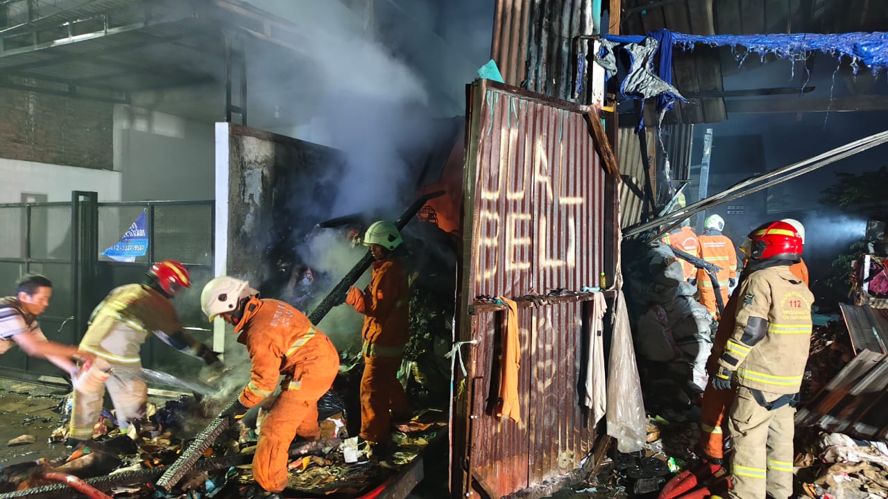 Gudang Barang Bekas Medayu Utara Ludes Terbakar, Pemilik Terkena Kobaran Api