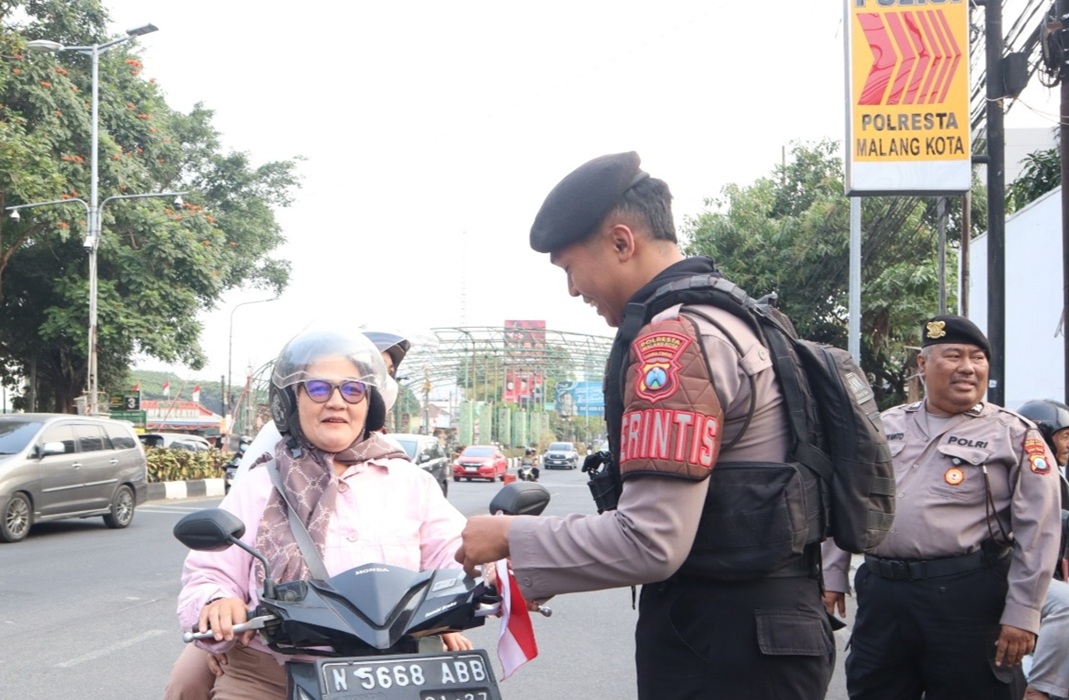  HUT Ke-81 RI, Polresta Malang Kota Bagikan 81 Bendera Merah Putih