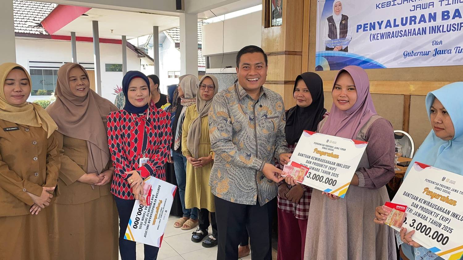 Komisi E DPRD Jatim Kawal Bansos KIP Putri Jawara untuk 100 Perempuan Tulang Punggung Keluarga