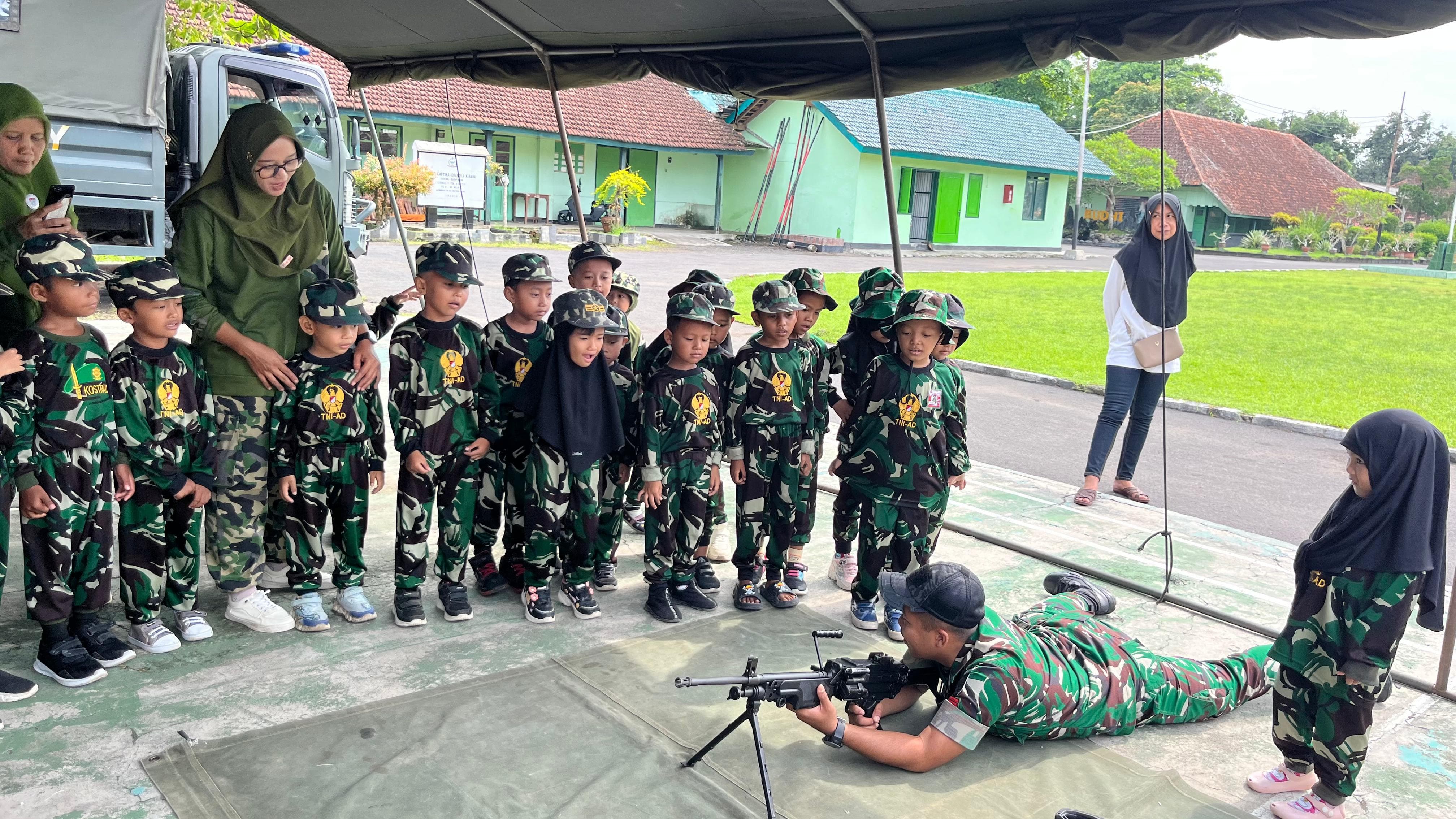Tanamkan Disiplin dan Cinta Tanah Air, Ratusan Anak TK/PAUD Jember Antusias Kunjungi Markas Yonarmed 8/Uddhata